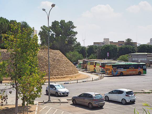 P8060072-bus-park