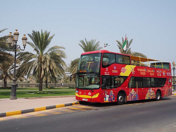 P8120024-red-tour-bus