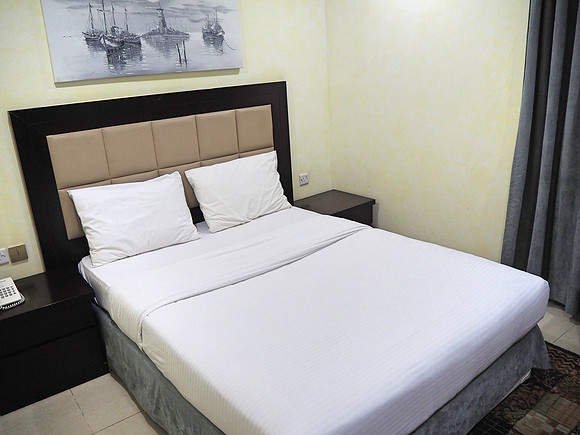 P8120069-hotel-bed