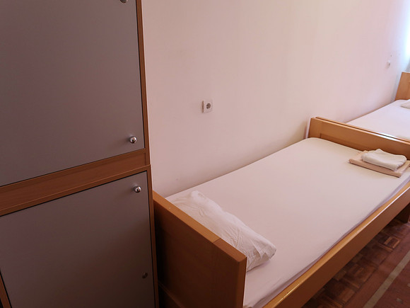 IMG_0140-hi-hostel-cupboard