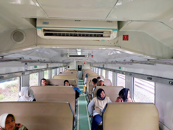20240428_105325-bandung-commuter-train