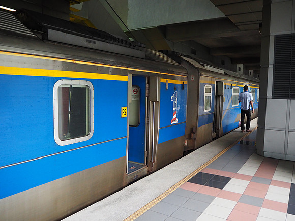 P9100007-train-at-jb