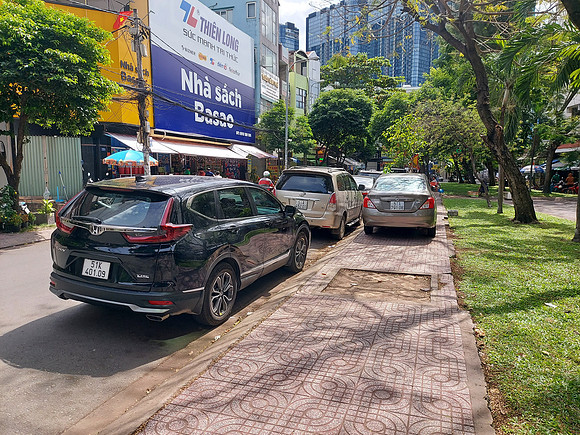 20230128_130004-car-footpath