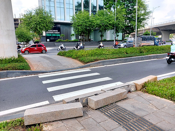 20231007_134643-blocked-crossing