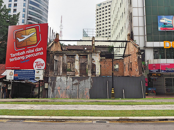 P9080031-ruined-shophouse