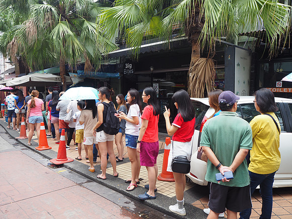 P9080070-bakery-queue
