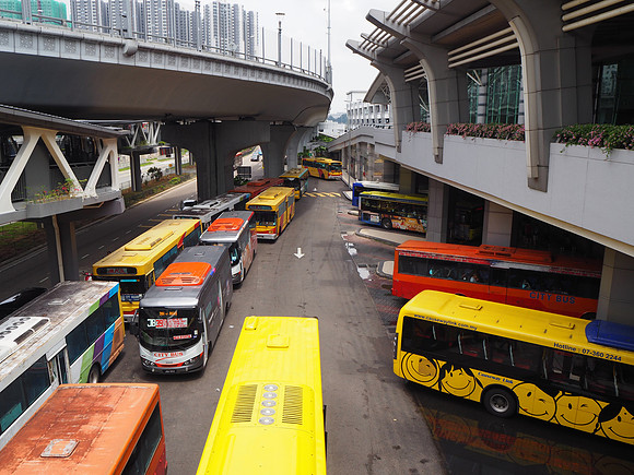 P9080089-border-crossing-buses