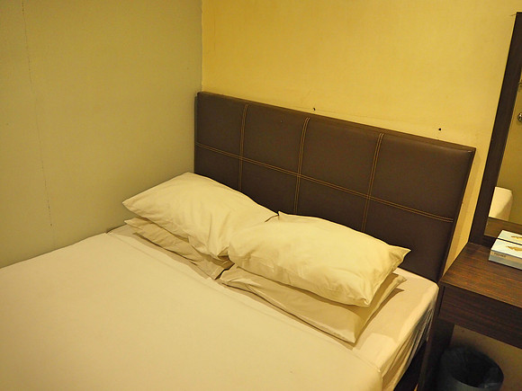 P9090136-t-hotel-bed
