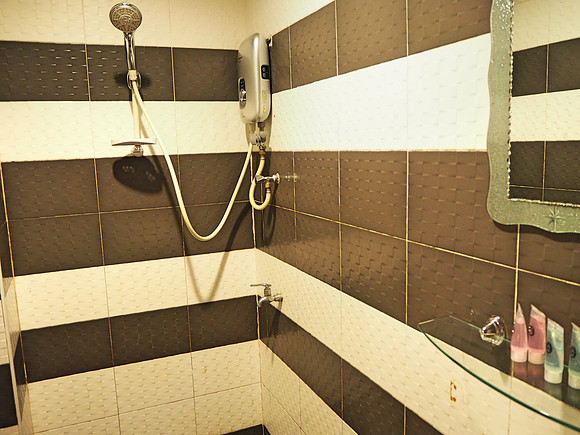 P9090138-t-hotel-shower