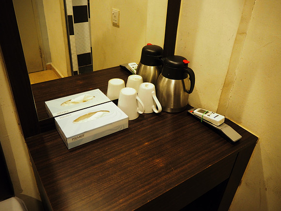 P9090140-t-hotel-desk