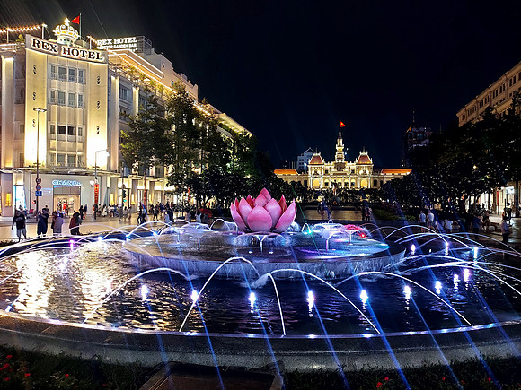 20230923_203513-nguyen-hue-fountain