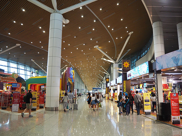 P9150018-kul-main-terminal