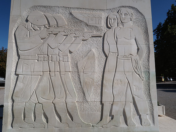 IMG_0485-soldiers-on-liberation-monument