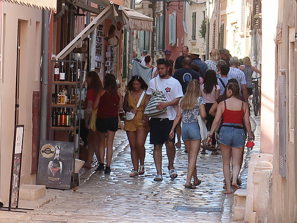 IMG_0799-old-town-tourists