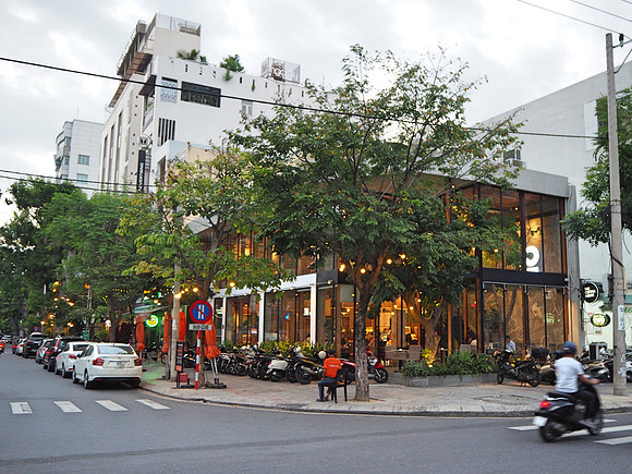 PA090085-coffee-house-danang