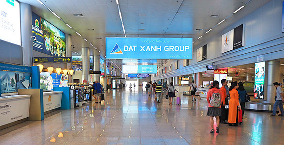 PA080038-arrival-hall
