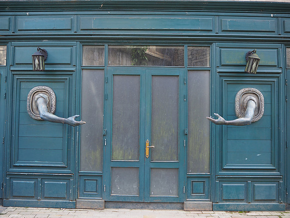 PA100122-arms