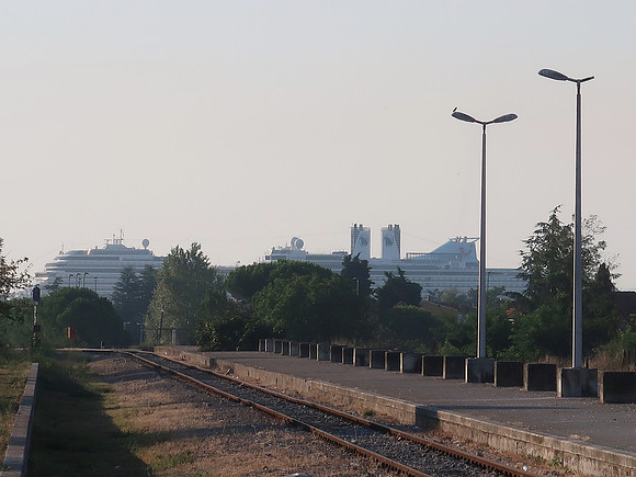 IMG_1156-cruise-ship-from-train-station