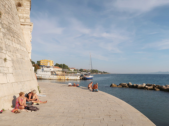 IMG_1218-city-wall-sun-bathers