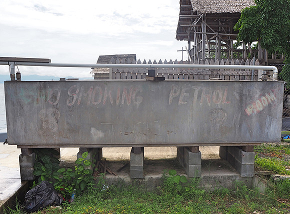 PA260040-no-smoking-boom