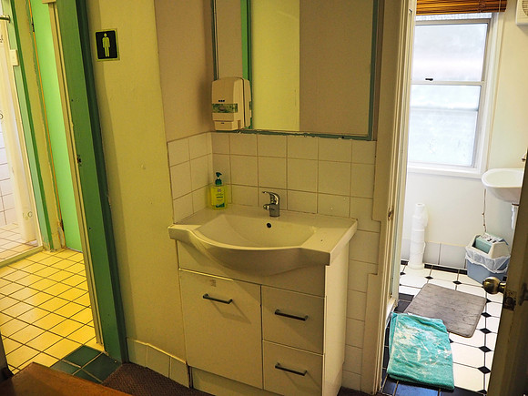 PA290001-bathroom