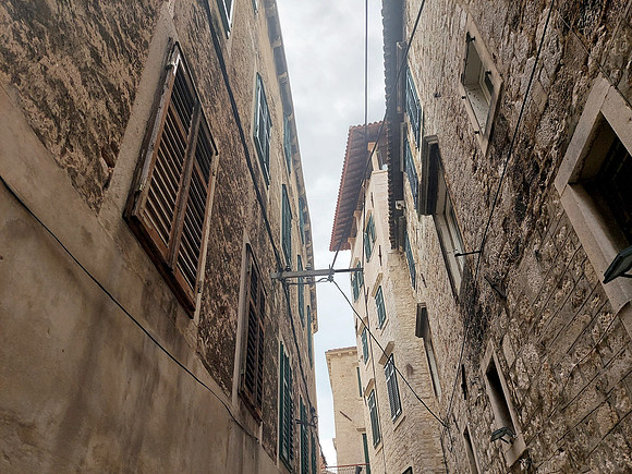 20210916_155927-narrow-old-town