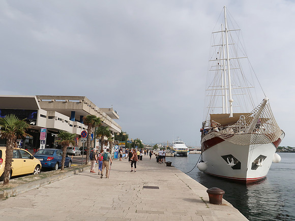 IMG_1353-ship-at-bus-station