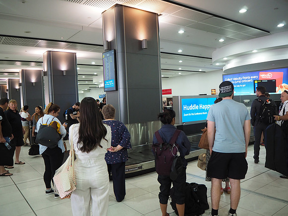 PB040051-baggage-claim