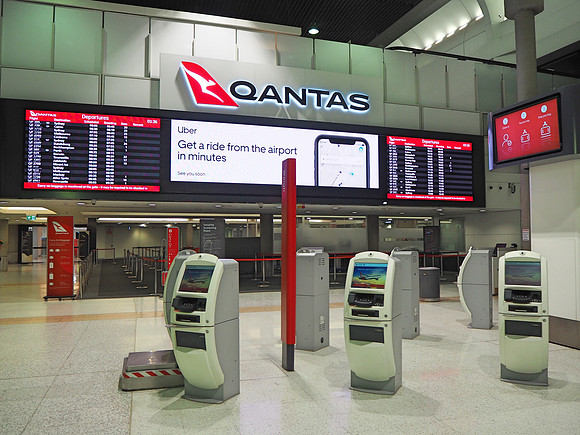 PB110032-qantas-domestic-check-in