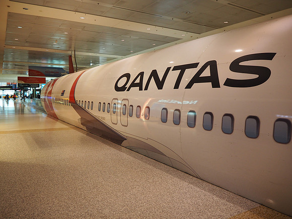 PA210033-qantas-travelator