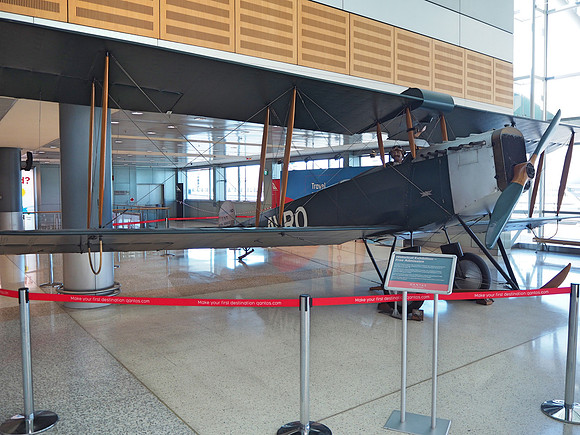 PB110071-qantas-historic-airplane