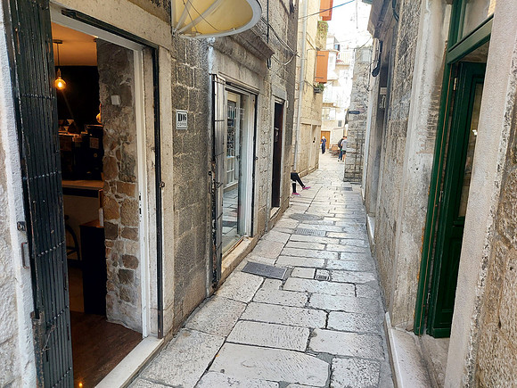 20210920_112532-d16-cafe-alley