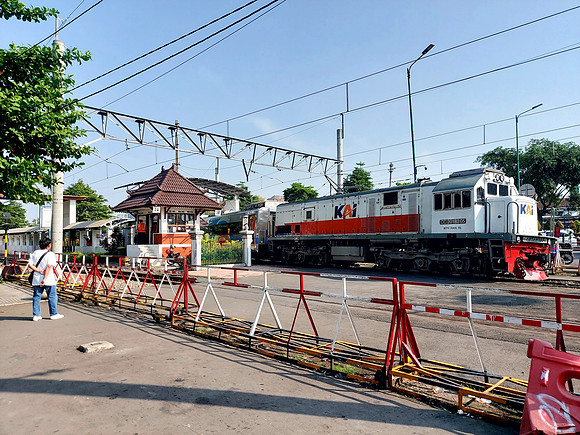 20240430_082121-rail-crossing