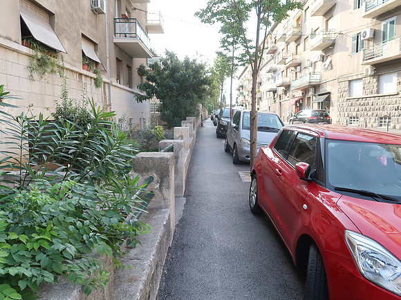 IMG_1687-cars-parked-on-matoseva
