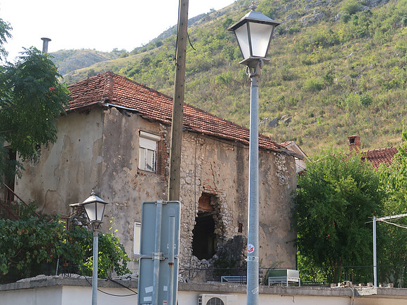 IMG_1871-hole-in-wall