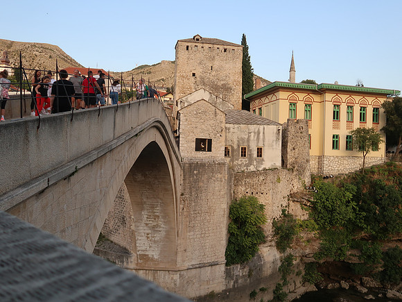 IMG_1851-bridge-tourists