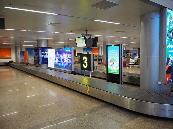 PC110029-baggage-claim