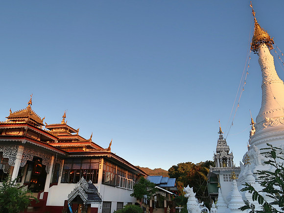 IMG_0682-wat-blue-sky
