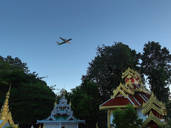 IMG_0701-wat-pang-lo-and-plane