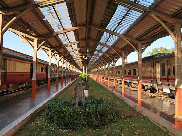 IMG_0833-trains-at-chiang-mai