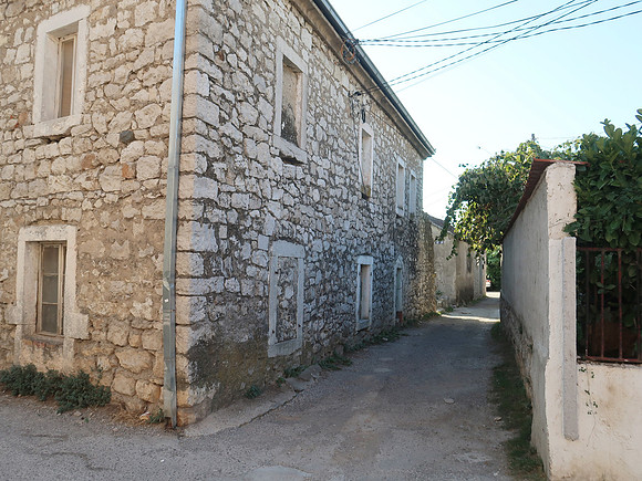 IMG_2399-stone-house-in-old-town