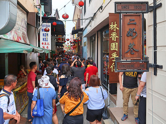 IMG_2572-concubine-lane-crowd