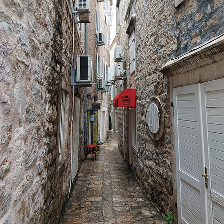 20211006_170357-narrow-alley