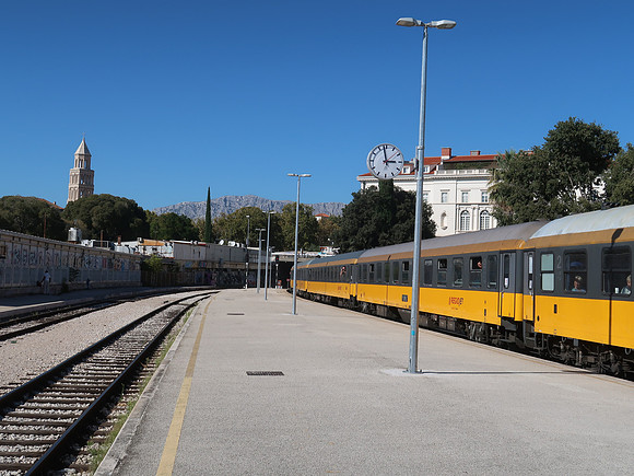 IMG_1720-prague-train-arriving-split