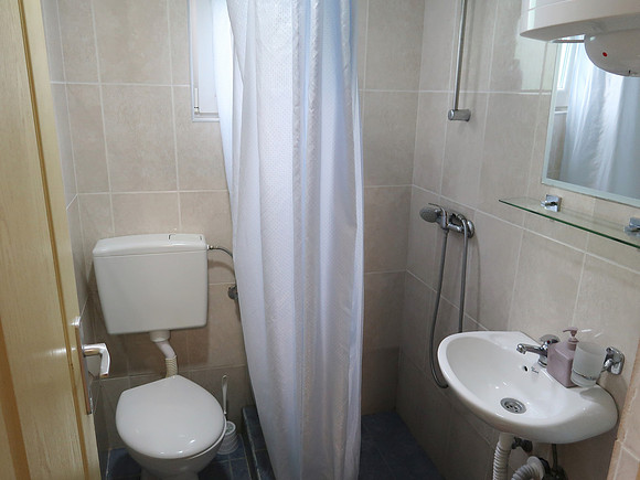 IMG_2994-apartment-bathroom