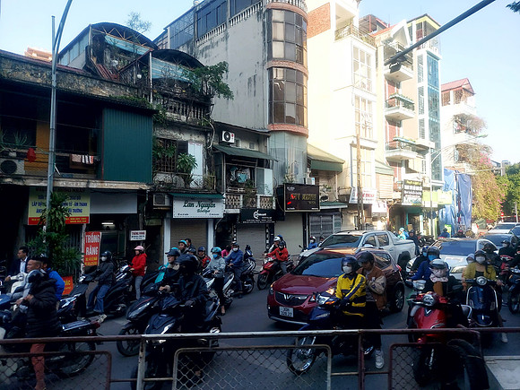 20231118_080208-hanoi-level-crossing