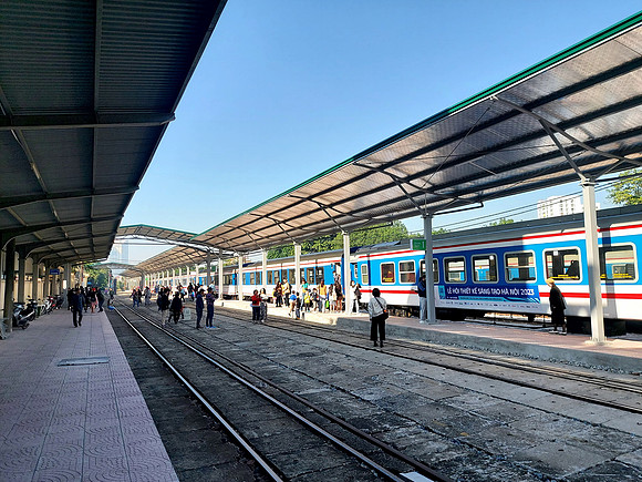 20231118_082641-gia-lam-station