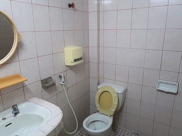 IMG_4428-laem-thong-bathroom