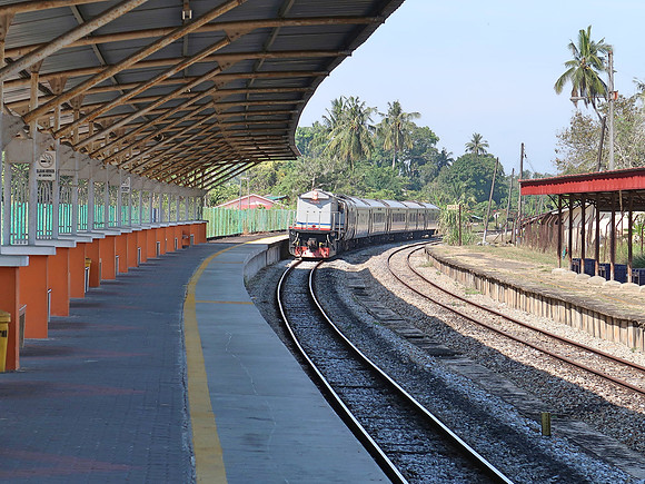 IMG_4748-train-approaching-wakaf-bharu