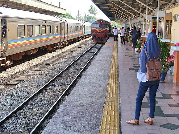 IMG_4757-train-arriving-wakaf-baharu